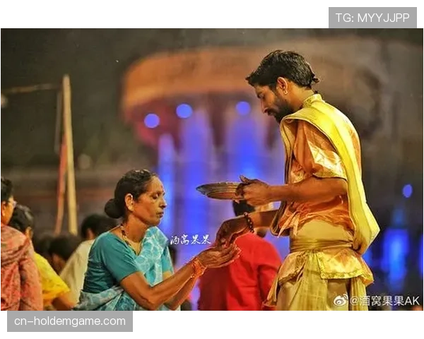 镜头捕捉：看台上一位维罗纳小球迷在球队丢球后依然奋力挥动旗帜